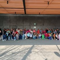 Foto familiar frente a pecera
